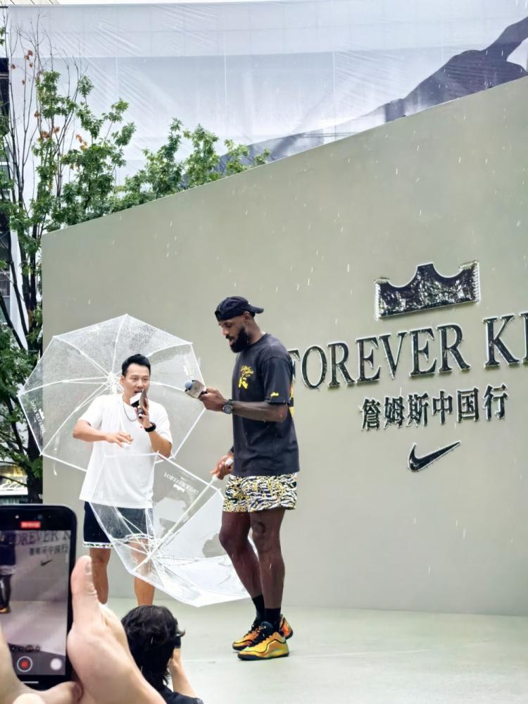 段冉长文回顾与詹姆斯的故事:临时用垃圾桶做采访桌台他都没生气